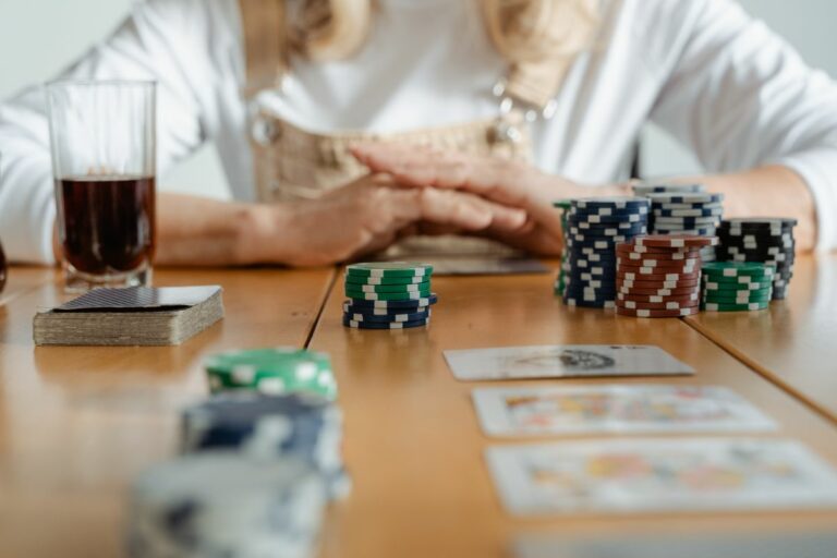 Cécile Ticherfatine au Barrière Poker Tour de Deauville : la Queen’s Squad veut ouvrir le poker aux femmes