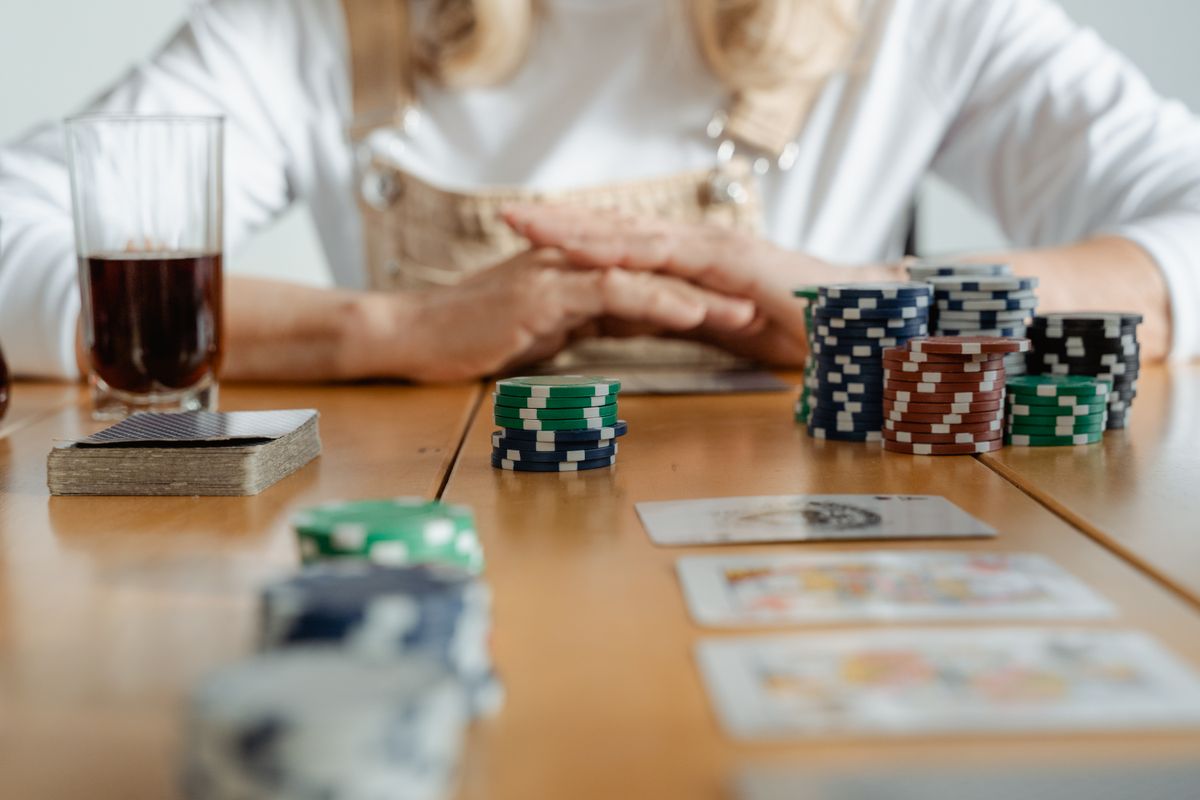 Cécile Ticherfatine au Barrière Poker Tour de Deauville : la Queen's Squad veut ouvrir le poker aux femmes